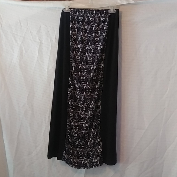 Black and White skirt - Picture 2 of 2